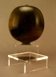 Image La Bulle - La Bulle propose une large gamme de pr�sentoirs pour des objets d�art (assiettes, soucoupes et tasses, sculptures, argenterie, sabres, pistolets, bibelots, ic�nes, ivoires, et beaucoup d�autre), pour des objets plus sp�cifiques (pacemaker, objets m�dicaux, et tout objet ayant besoin d��tre pr�sent�).
La bulle propose aussi un ensemble vari� de solution pour l�emballage de vos objets. (Pochettes de bulle, cartons � tableau, couvertures, rouleaux de bulle pack, etc.)